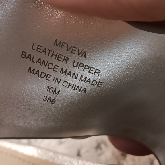 Marc Fisher 'Veva' women's silver metallic scallop edge thong sandals sz 10 M - Picture 12 of 13